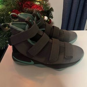 Youth Size 4 Lebrun Soldier Basketball Shoes